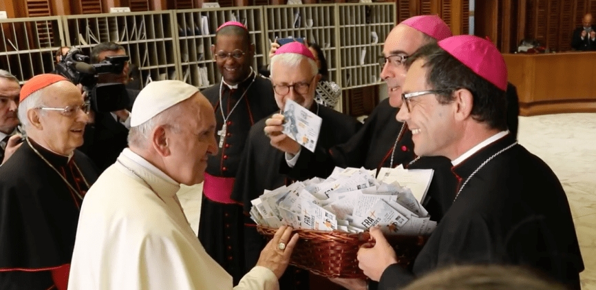 Synode des jeunes : les évêques français ont présenté au pape une corbeille contenant 1509 cartes