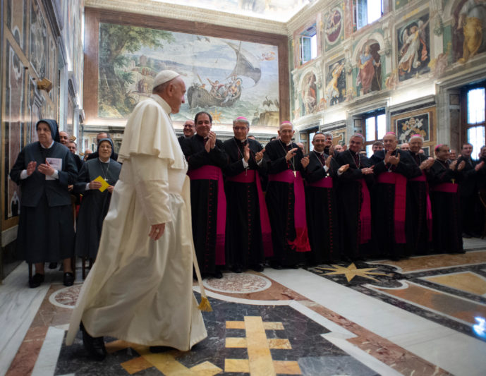 Pape François: « réapprendre et approfondir le vrai sens du droit dans l’Église »