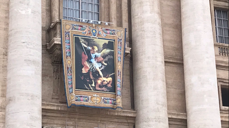Saint Michel préside la place Saint-Pierre au Vatican
