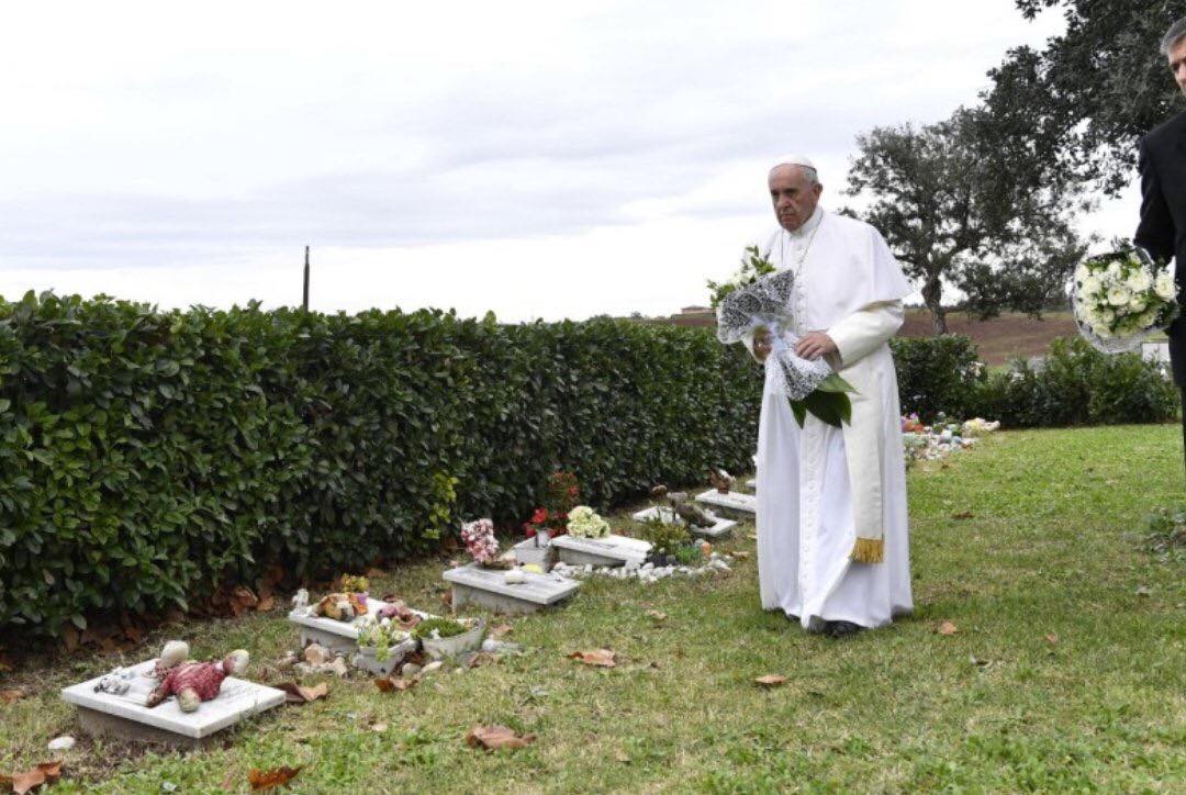 Le pape François se rend au cimetière Laurentino