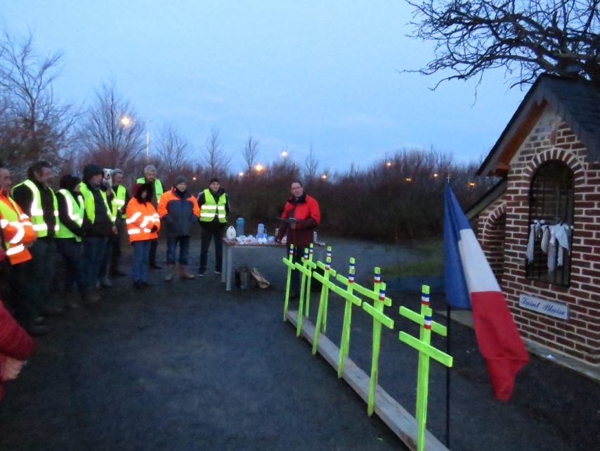 Normandie : un prêtre bénit des croix dédiées aux victimes Gilets Jaunes