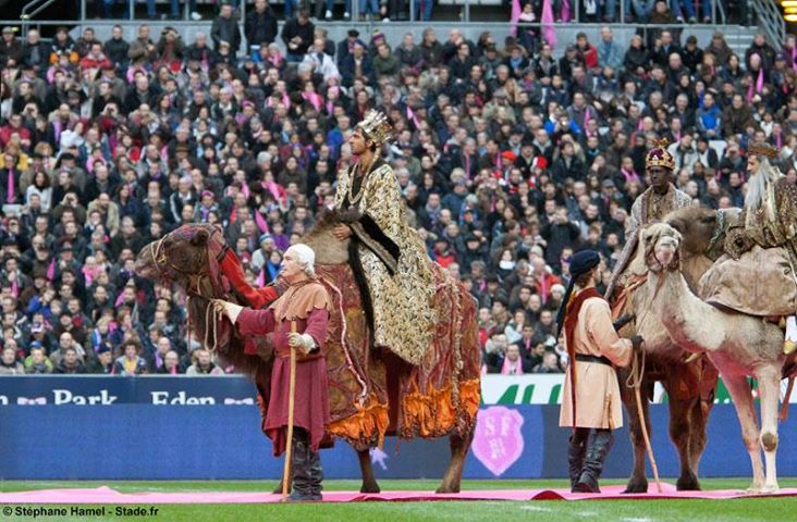 Image du jour : arrivée des Rois Mages pendant un match de rugby