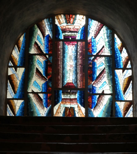 vitrail d’Henri Guérin réalisé dans la crypte de la cathédrale de Chartres en 2010