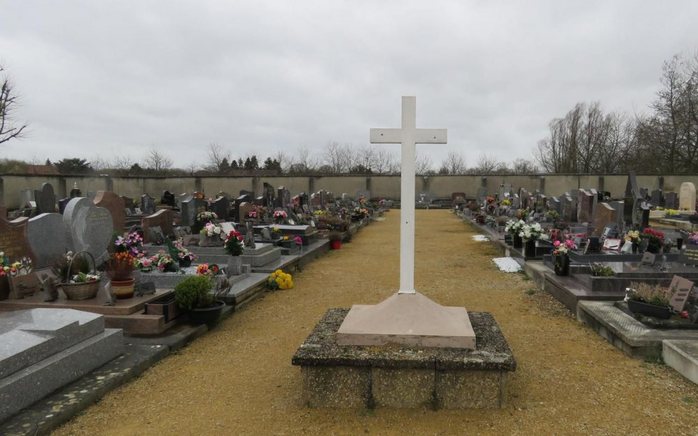 Cimetière de Bernes-sur-Oise: la croix restera en place