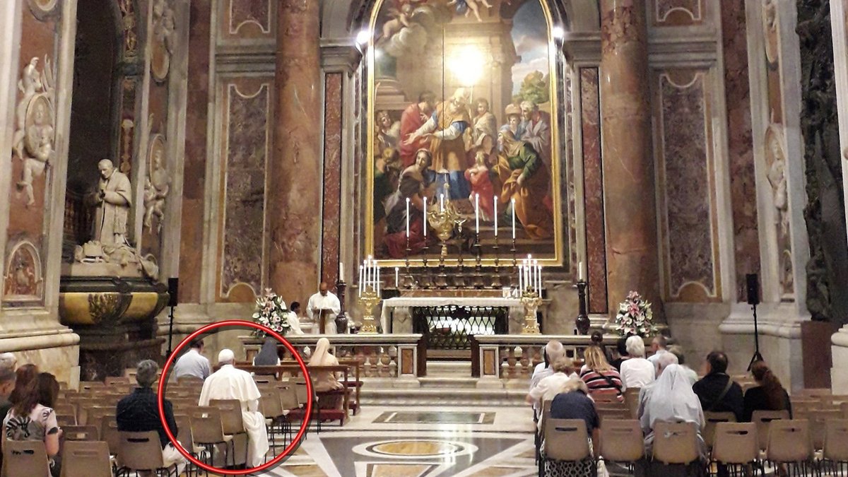 Rome: le pape François assiste à une messe comme simple fidèle