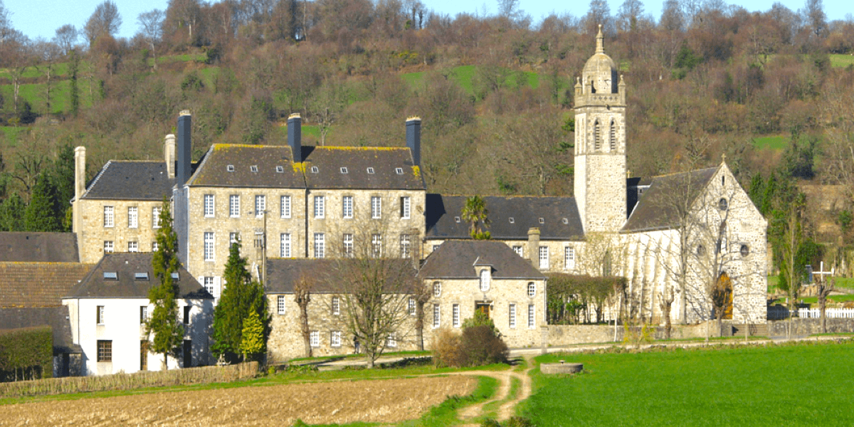 L’abbaye Notre-Dame-De-Grâce de Bricquebec : son histoire et ses pâtés !