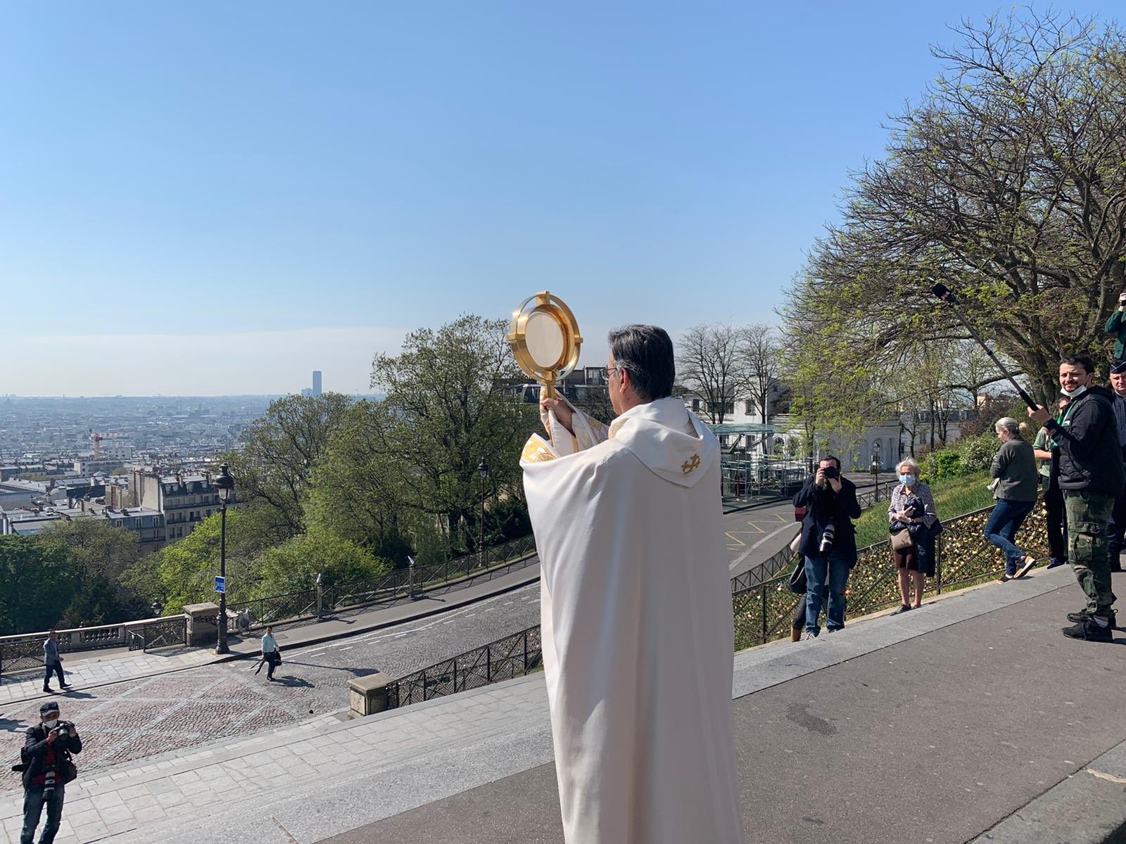 Paris: Mgr Aupetit a béni la ville