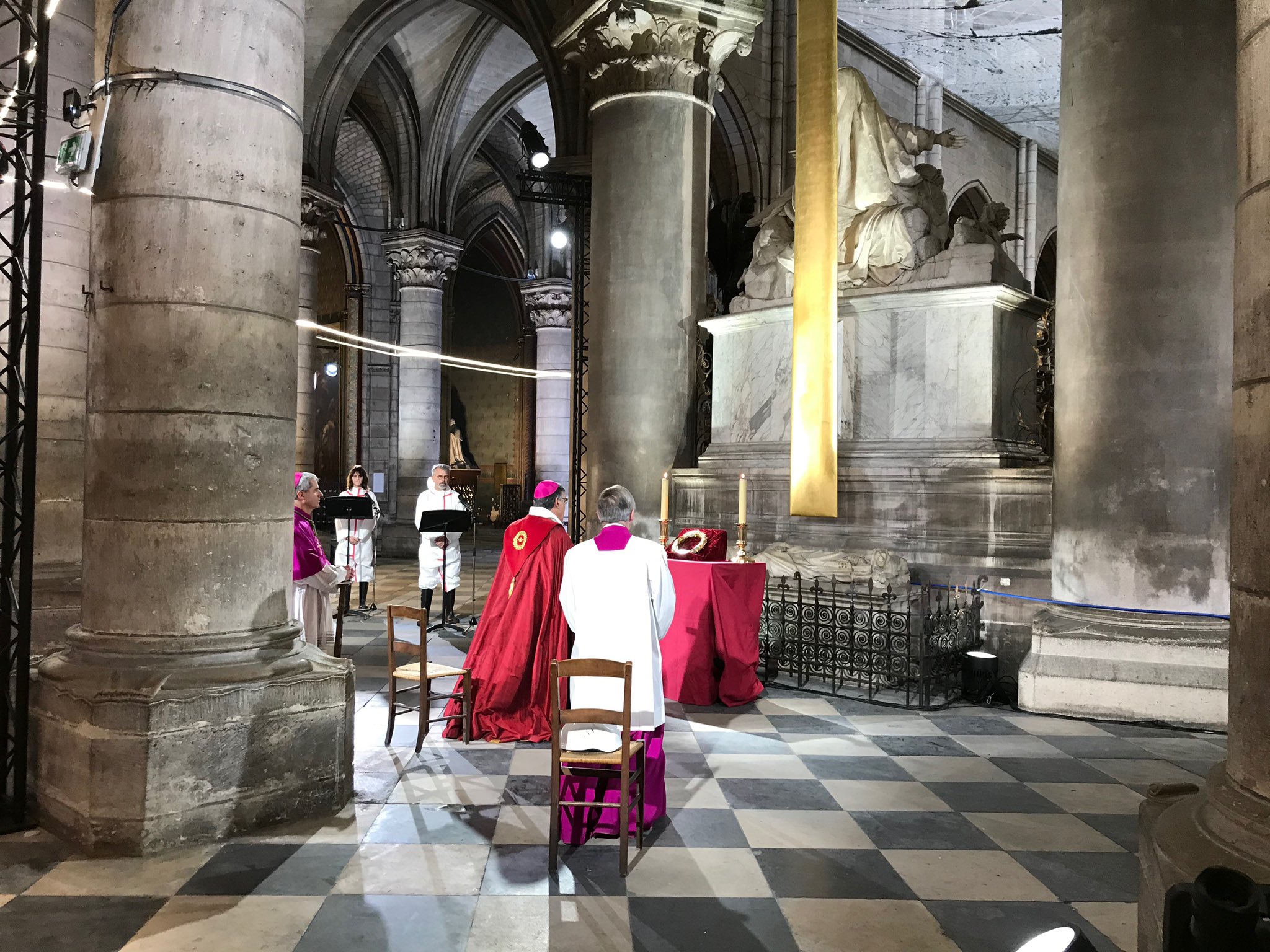 Paris: vénération de la Sainte Couronne d’épines à Notre-Dame