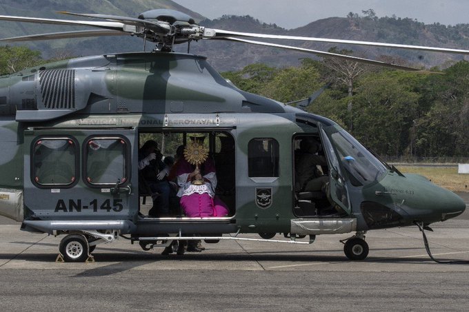Panama: l’archevêque bénit son diocèse en hélicoptère