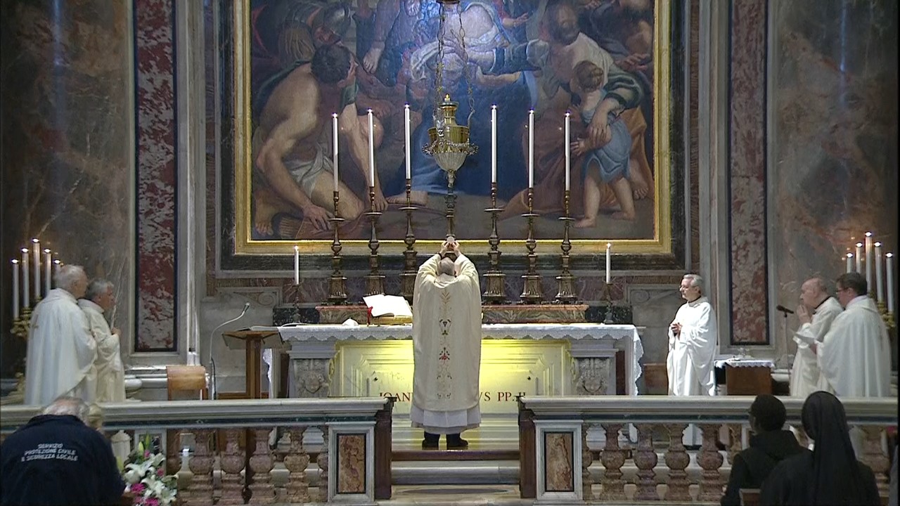 Rome: le pape François célèbre une messe sur la tombe de Jean-Paul II