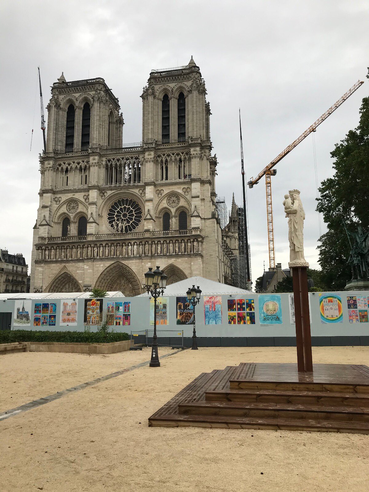 Paris: installation de la réplique de la statue de Notre-Dame de Paris sur le parvis de la cathédrale