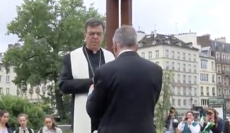 Paris: bénédiction de la réplique de la Vierge au pilier par Mgr Aupetit