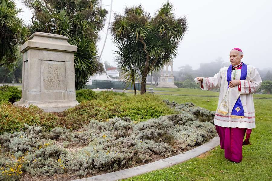 San Francisco: l’archevêque dit une prière d’exorcisme devant la statue abattue de saint Junípero Serra