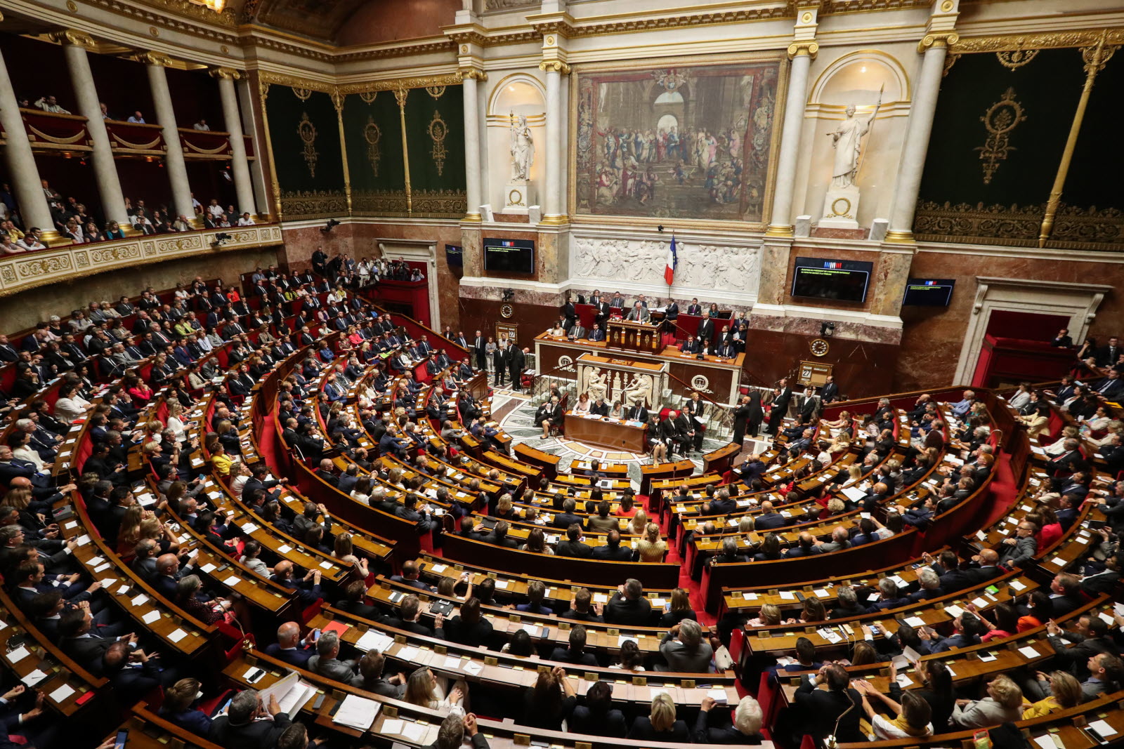 France: tribune parlementaire appelant à la reprise du culte