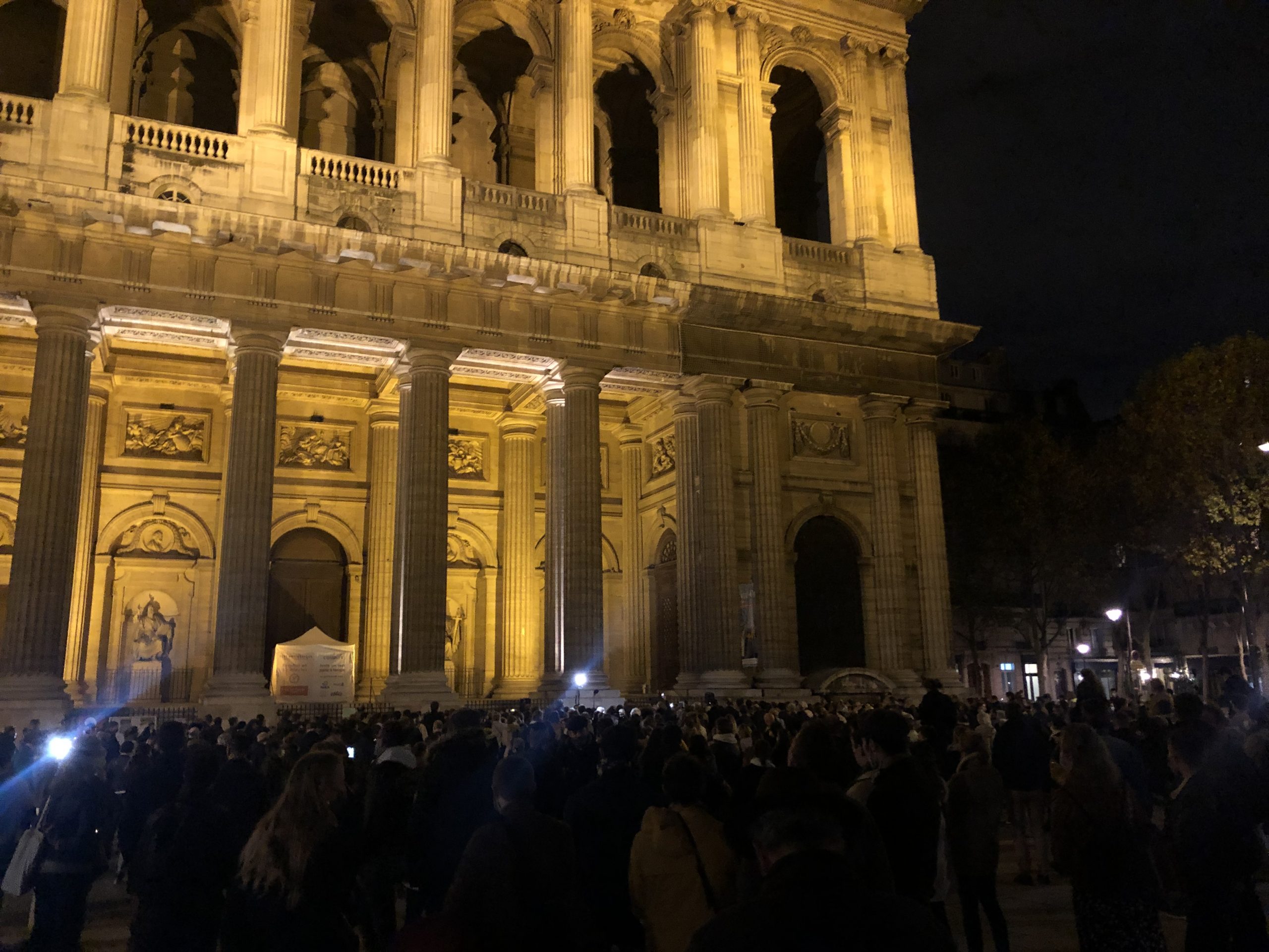 Paris: rassemblement pour la messe devant Saint-Sulpice