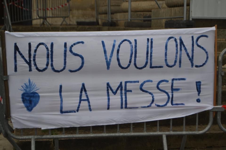 Multiplication des rassemblements en faveur des messes dans toute la France