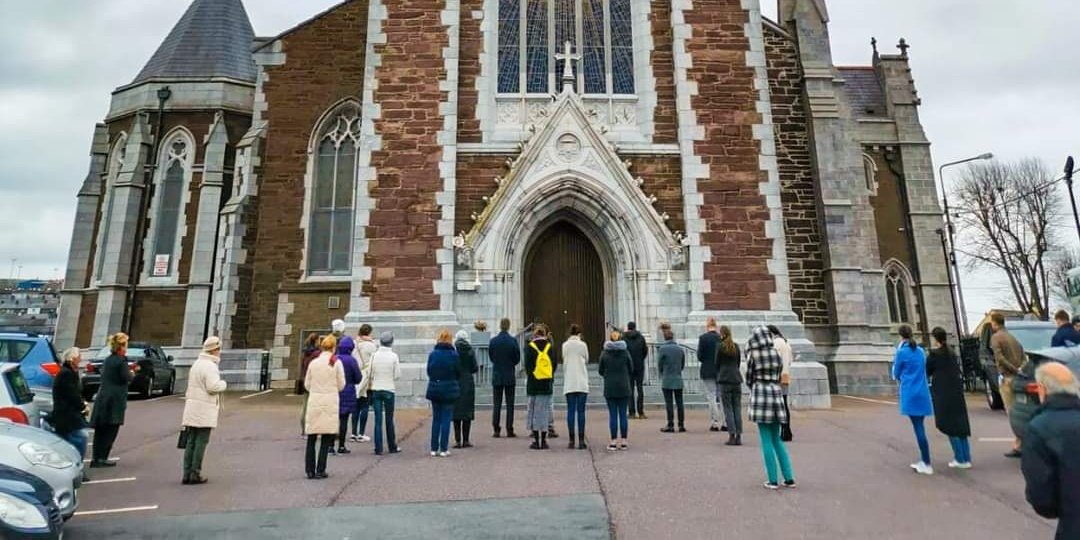 Irlande : ils prient devant la cathédrale pour demander le rétablissement du culte
