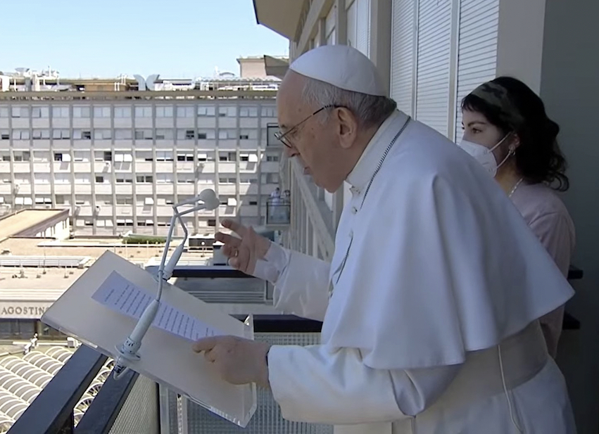 Rome: le Pape restera encore à l’hôpital