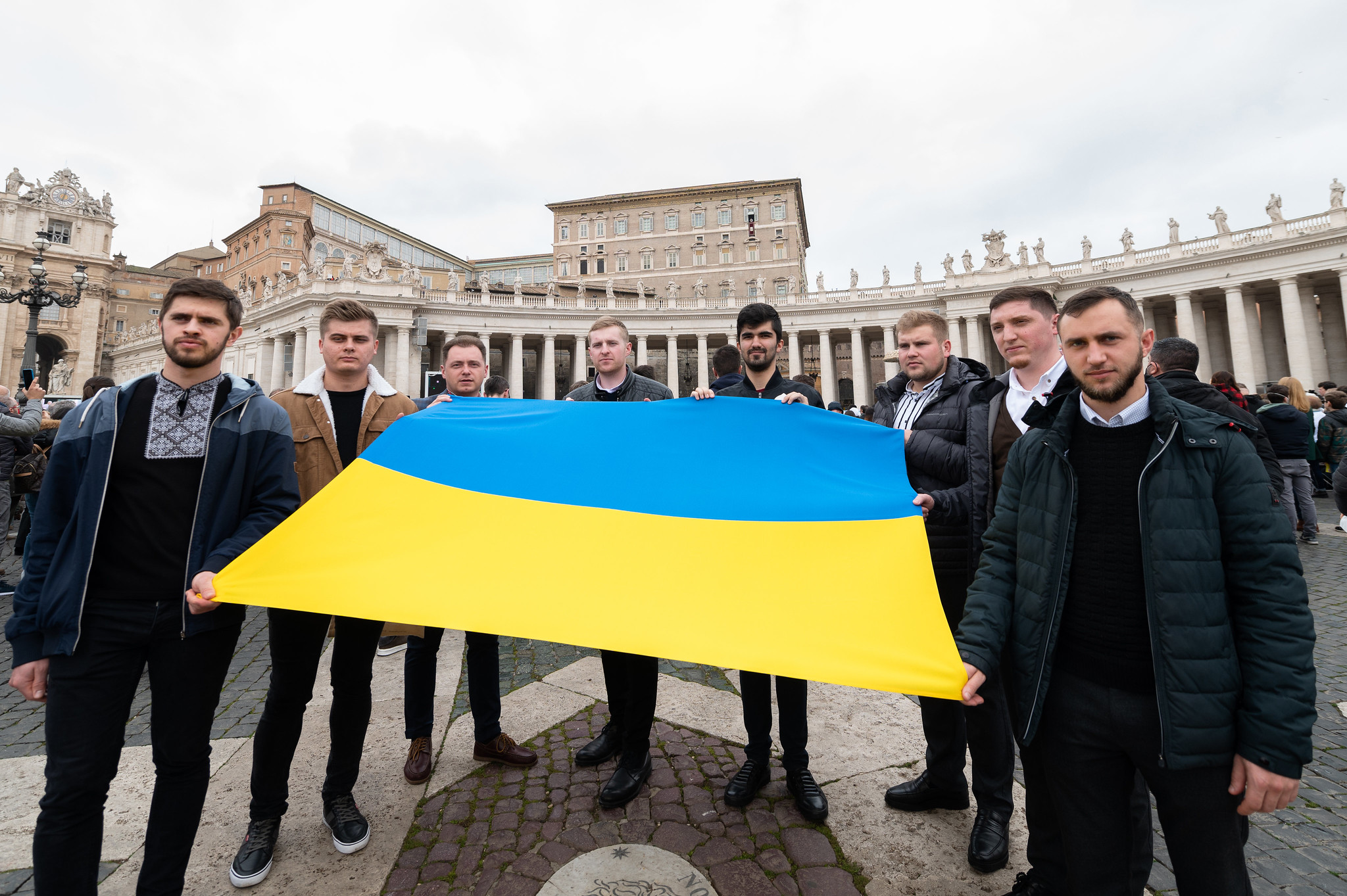 Angélus du Pape: une place Saint-Pierre pavoisée de drapeaux ukrainiens