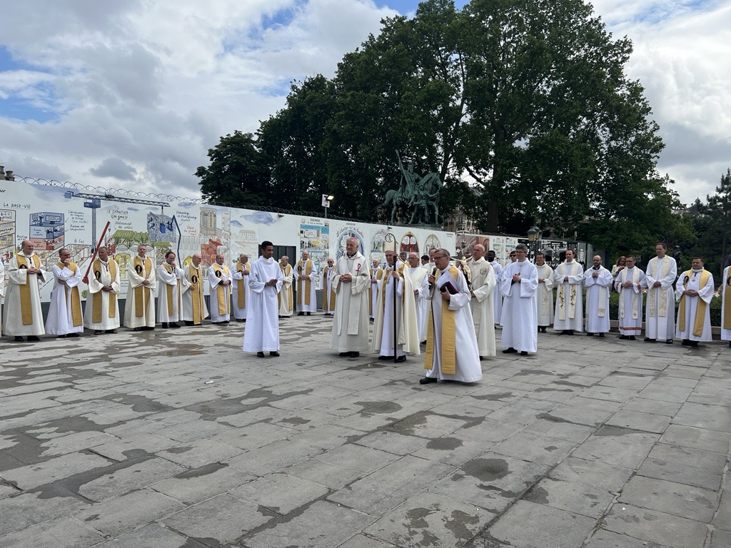 Installation de Mgr Ulrich à Paris: procession et remise de la crosse