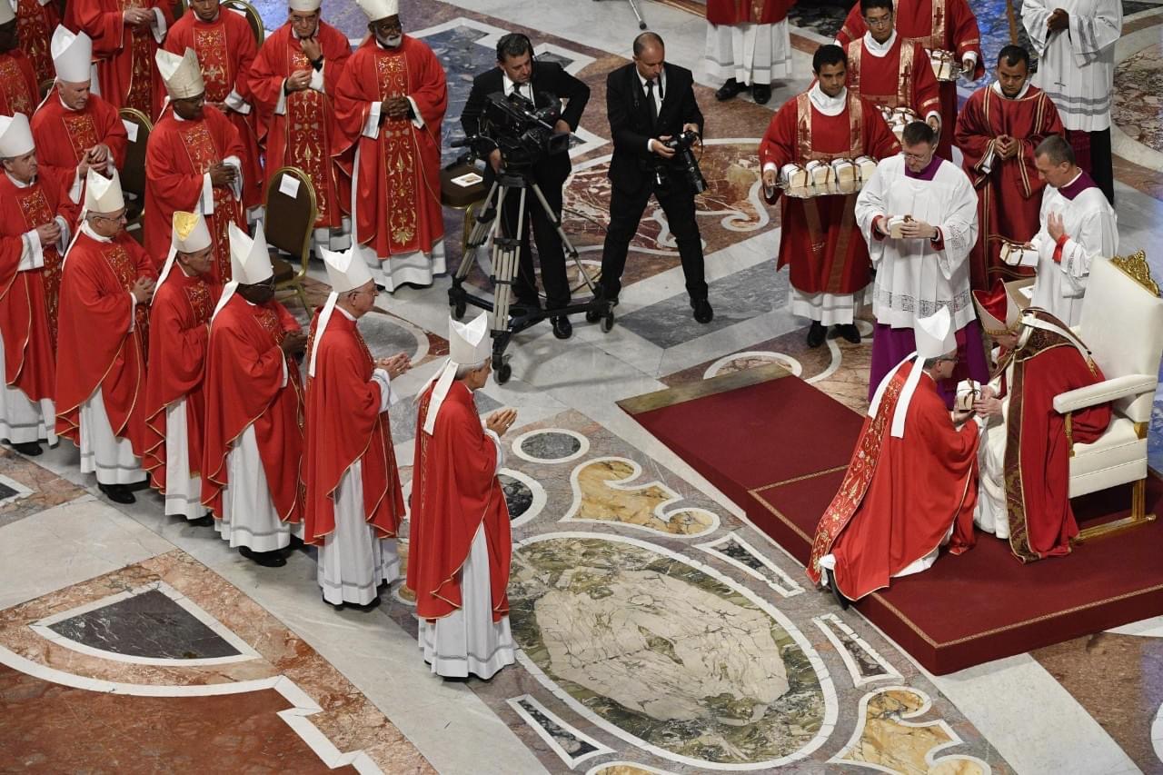 Rome: le Pape remet le pallium à 44 archevêques