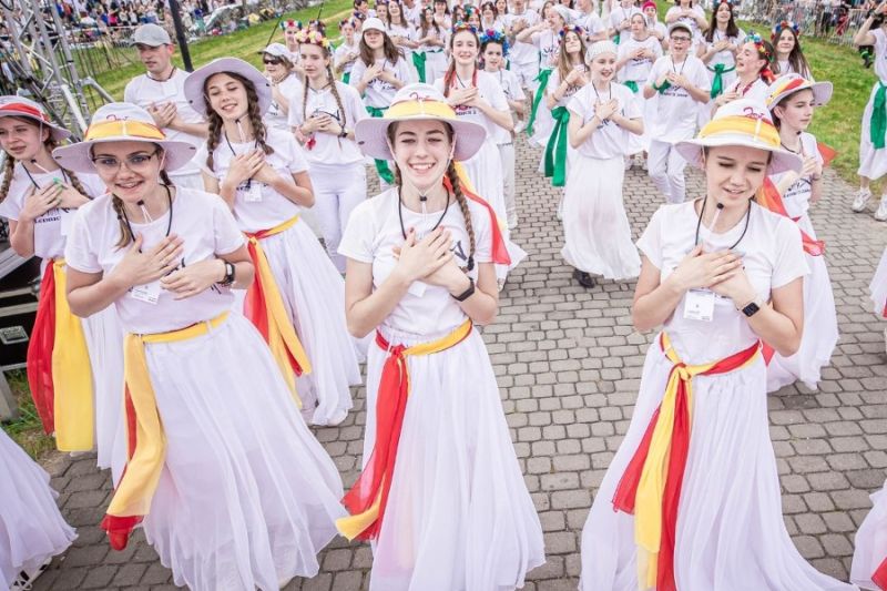 Pologne: 20 000 jeunes prient pour la paix en Ukraine