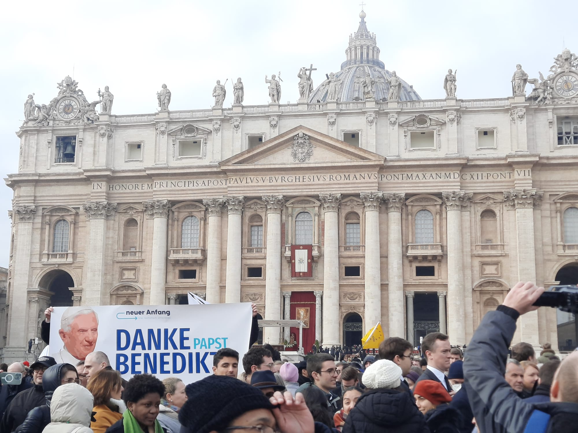 Rome: du monde aux obsèques de Benoît XVI