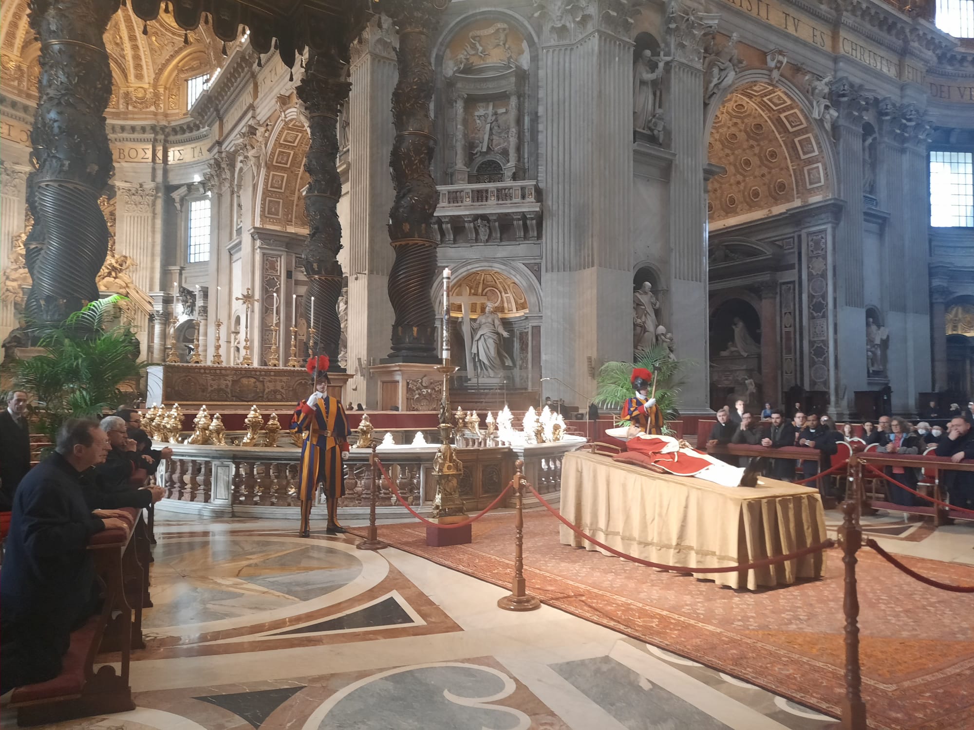 Funérailles de Benoît XVI: multiplication des hommages et publication du livret de la messe de Requiem