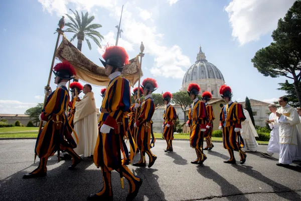 Procession dans les jardins du Vatican pour la Fête-Dieu