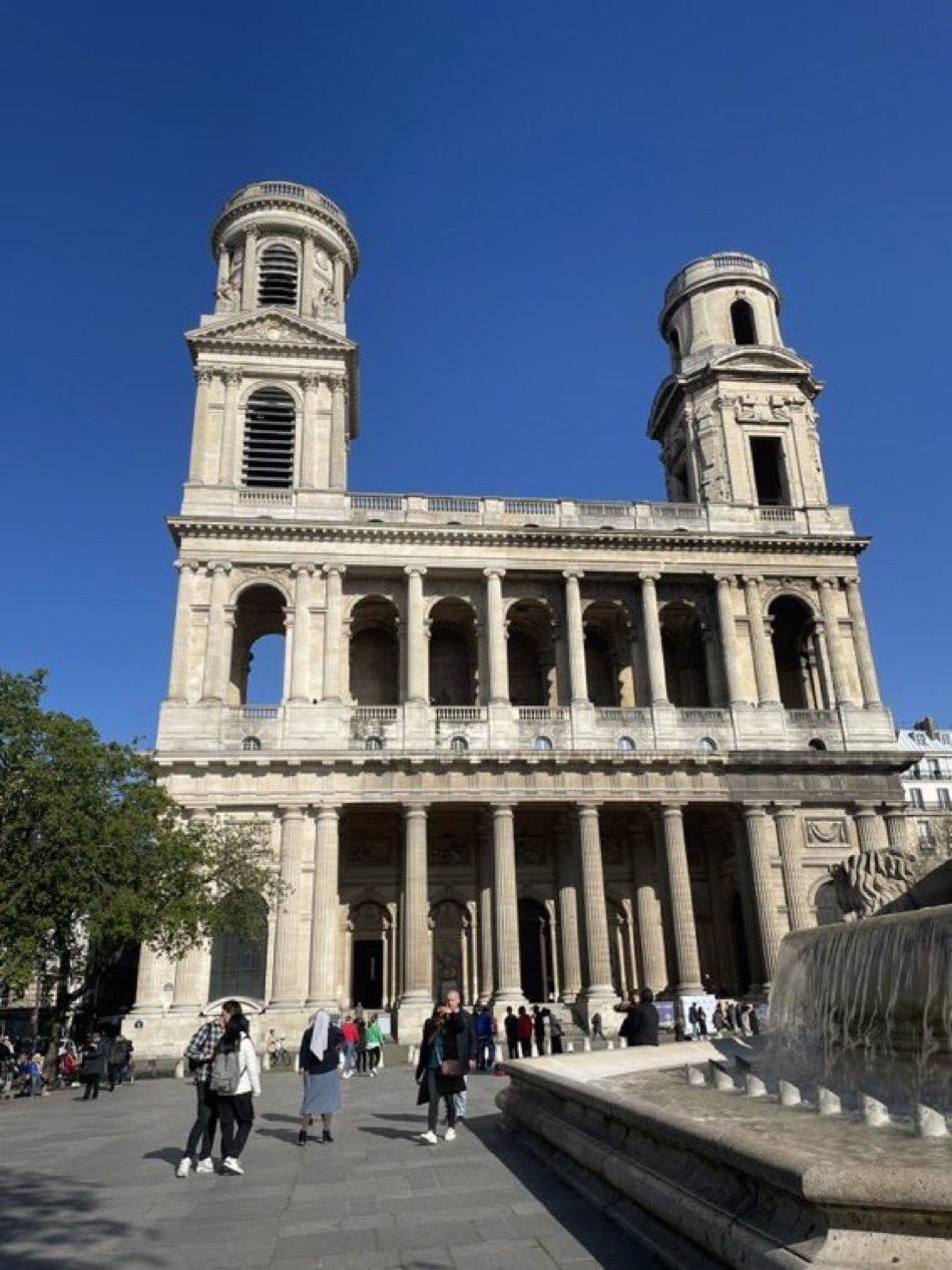 Paris: une pierre tombe de l’église Saint-Sulpice