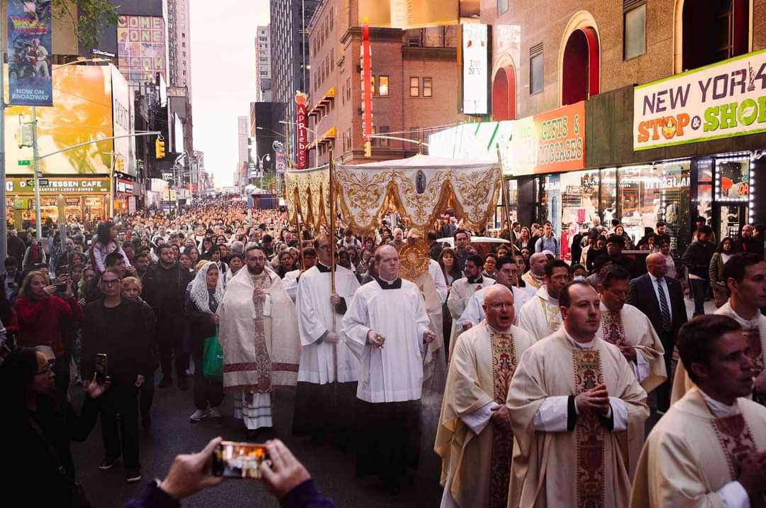 Procession du Saint-Sacrement dans les rues de New York