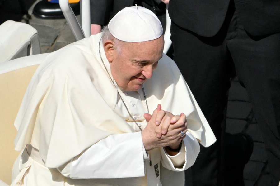 Rome : célébration de la Vigile pascale en présence du pape François