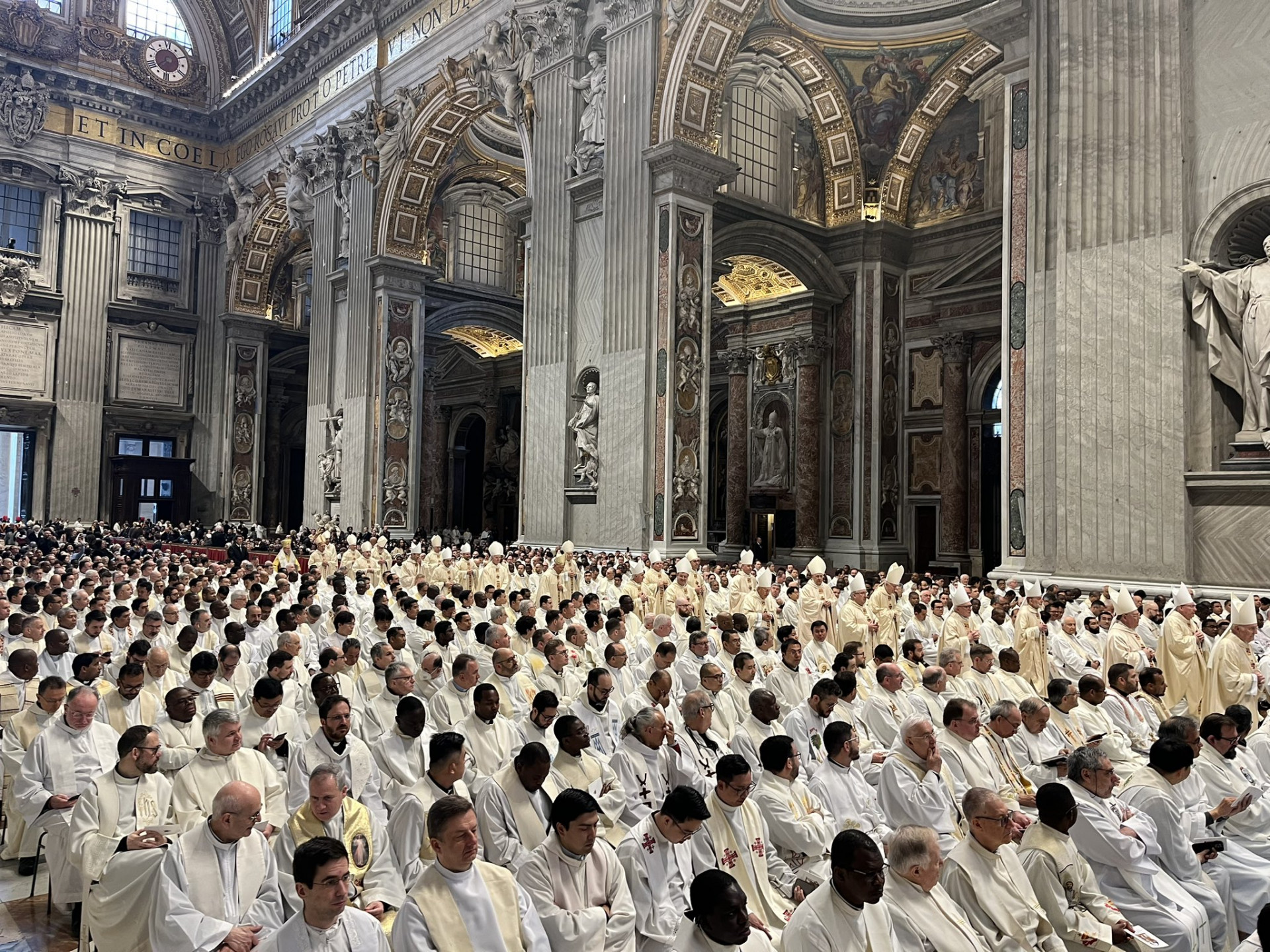 Saint-Pierre de Rome: le pape François préside la célébration de la messe chrismale