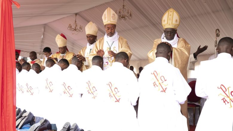 Cameroun: le cardinal Sarah ordonne douze nouveaux prêtres