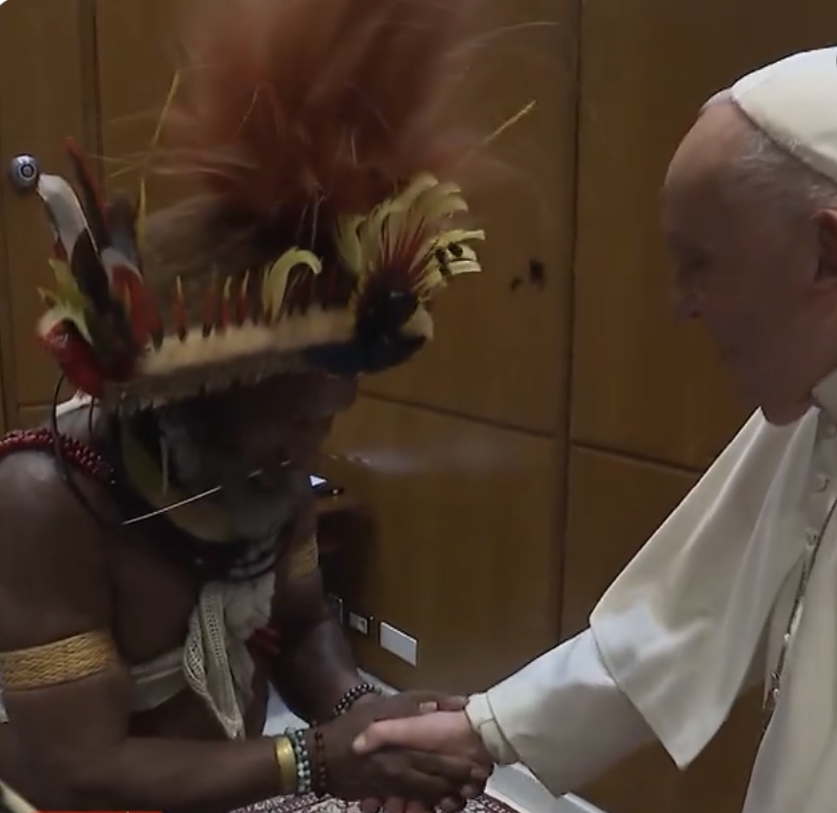 Rome: le pape François reçoit le chef papou de la tribu des Hulis