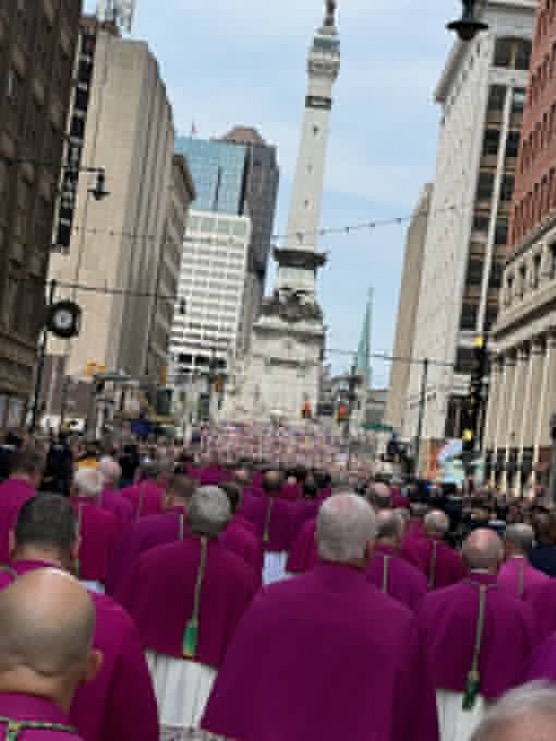 Congrès eucharistique national : une procession dans les rues d’Indianapolis