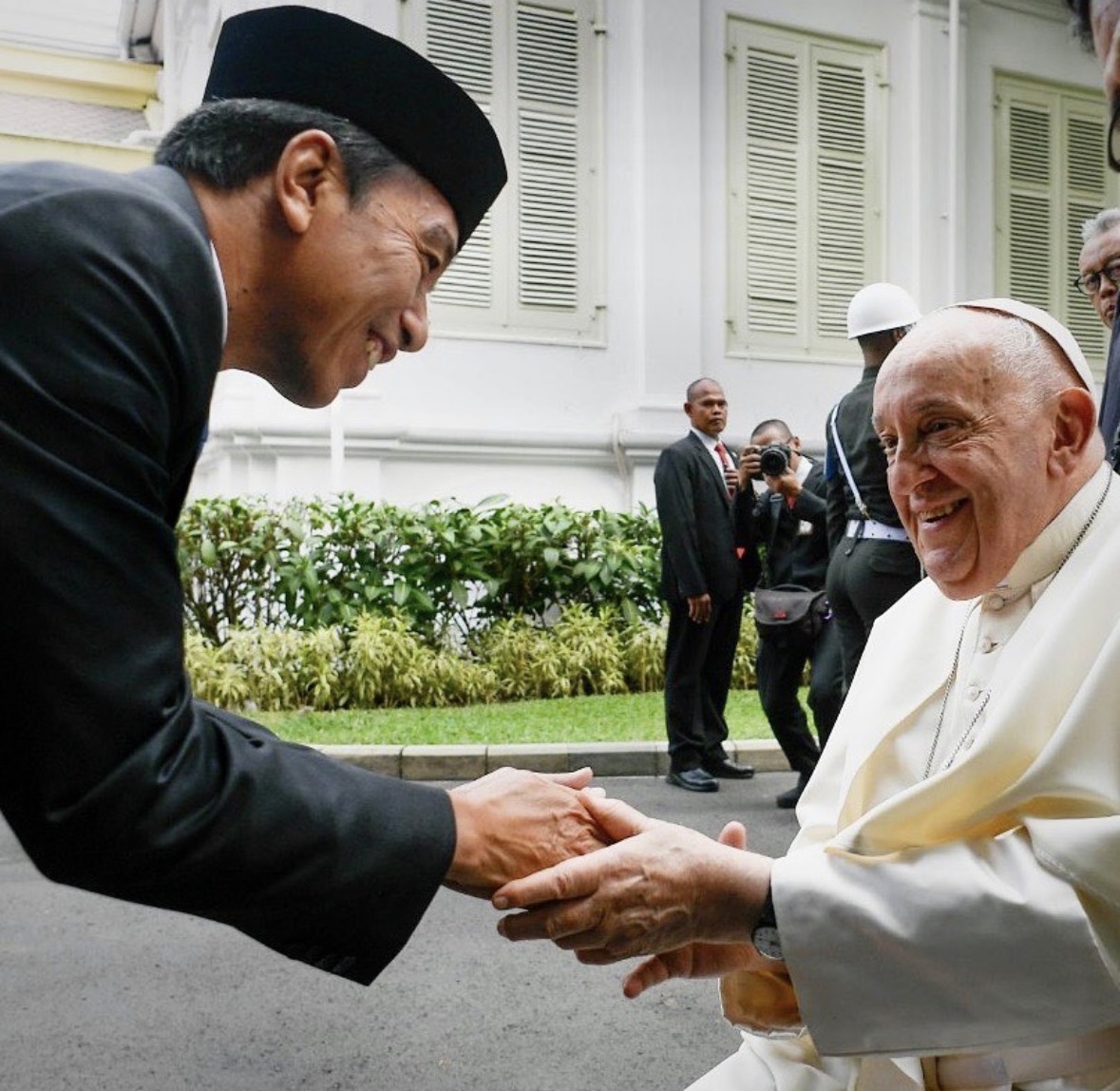 Pour revoir l’accueil du pape au palais présidentiel de Jakarta