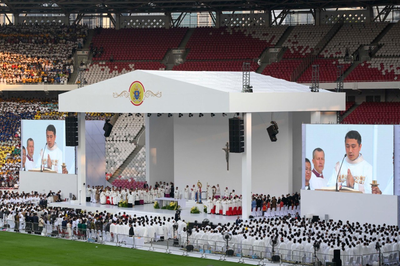 Jakarta: célébration d’une messe par le pape François devant plus de 100 000 fidèles