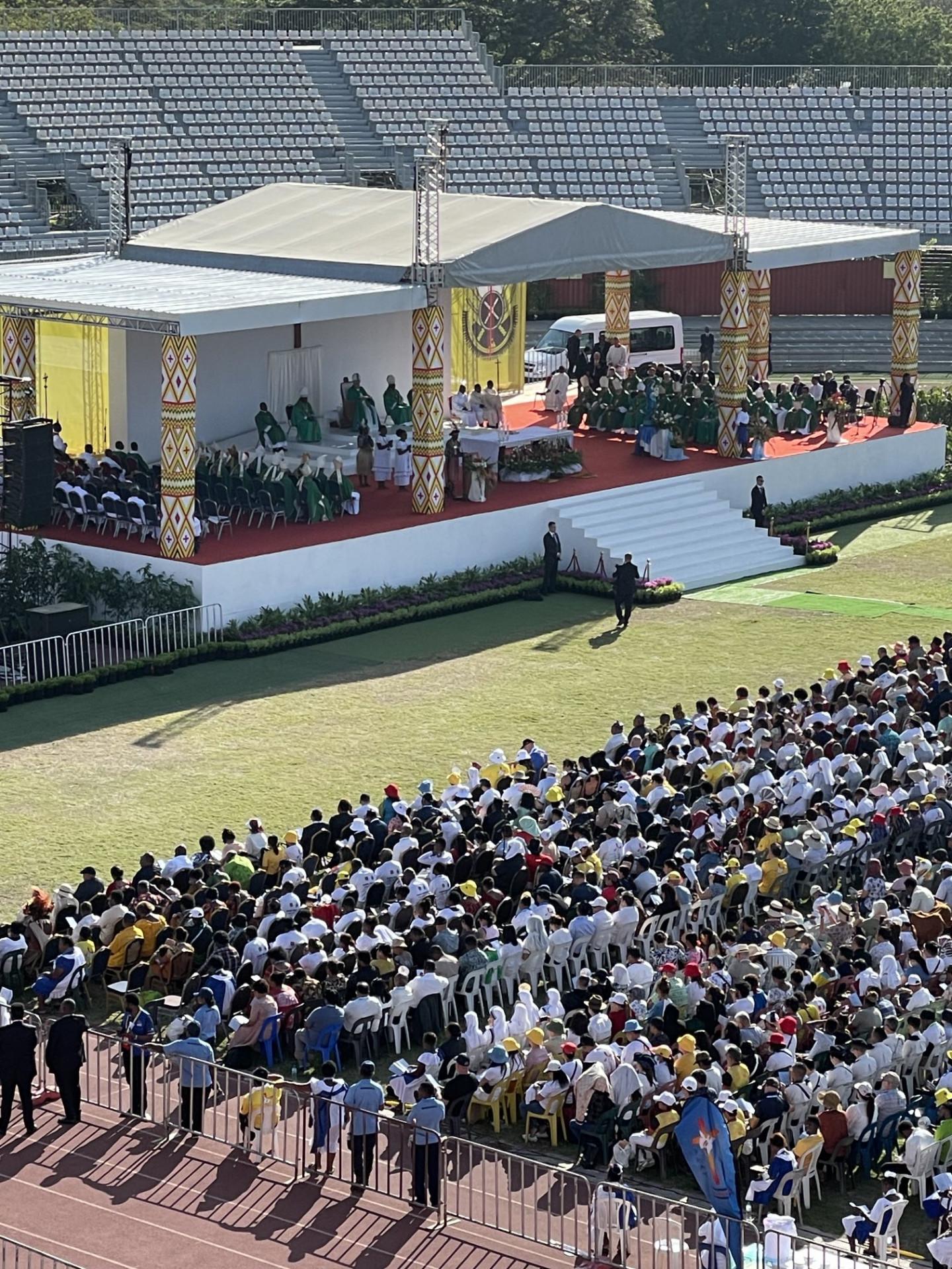 Célébration d’une messe en présence du pape François à Port Moresby