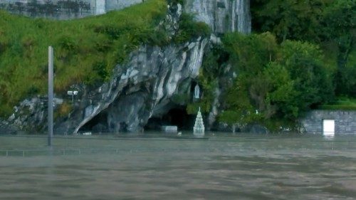 Lourdes: réouverture de la grotte de Massabielle