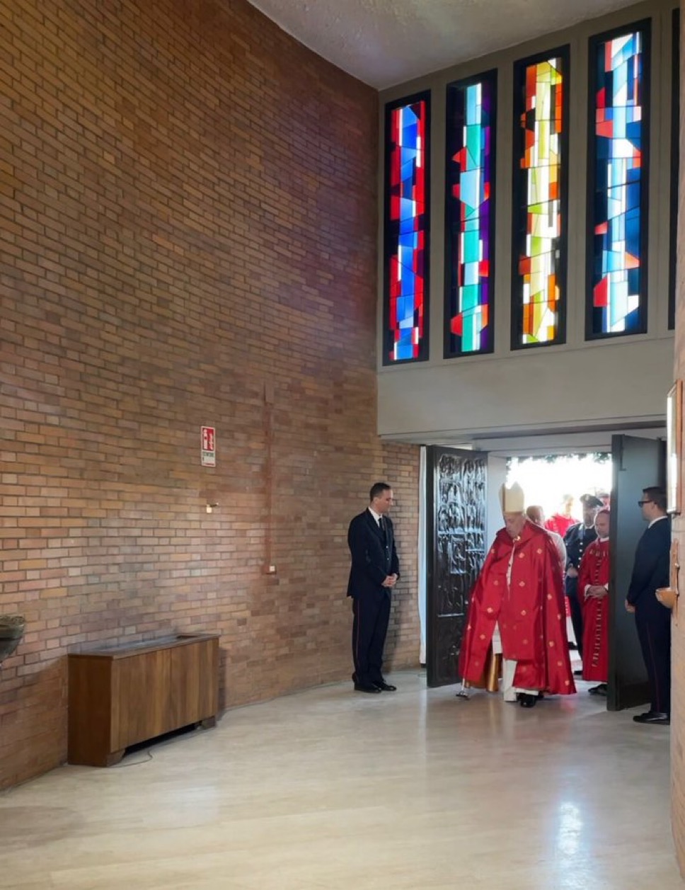 Le pape François a ouvert la porte sainte de la prison d’une chapelle