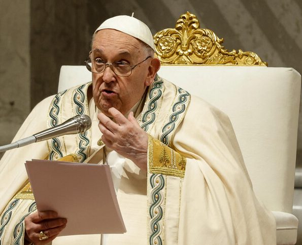 Messe de l’Épiphanie avec le pape François: être des «lumières qui désignent Dieu»