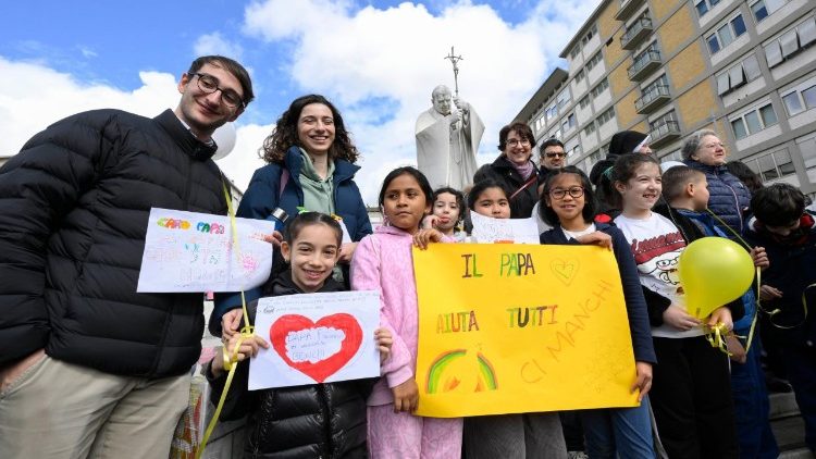 À l’hôpital Gemelli pour soutenir le pape François