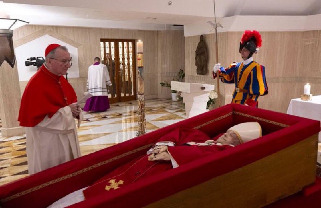 La dépouille du pape François est exposée à la résidence Sainte-Marthe