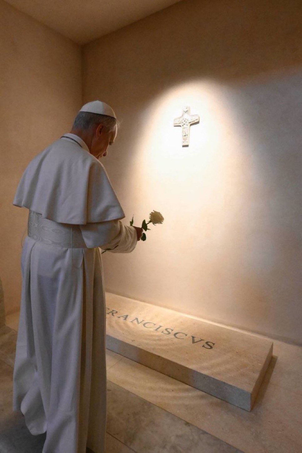 Le pape Léon XIV s’est recueilli sur la tombe du pape François