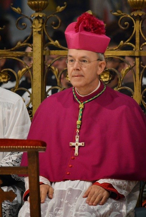 Monseigneur Schneider “ému aux larmes” par les pèlerins de Chartres