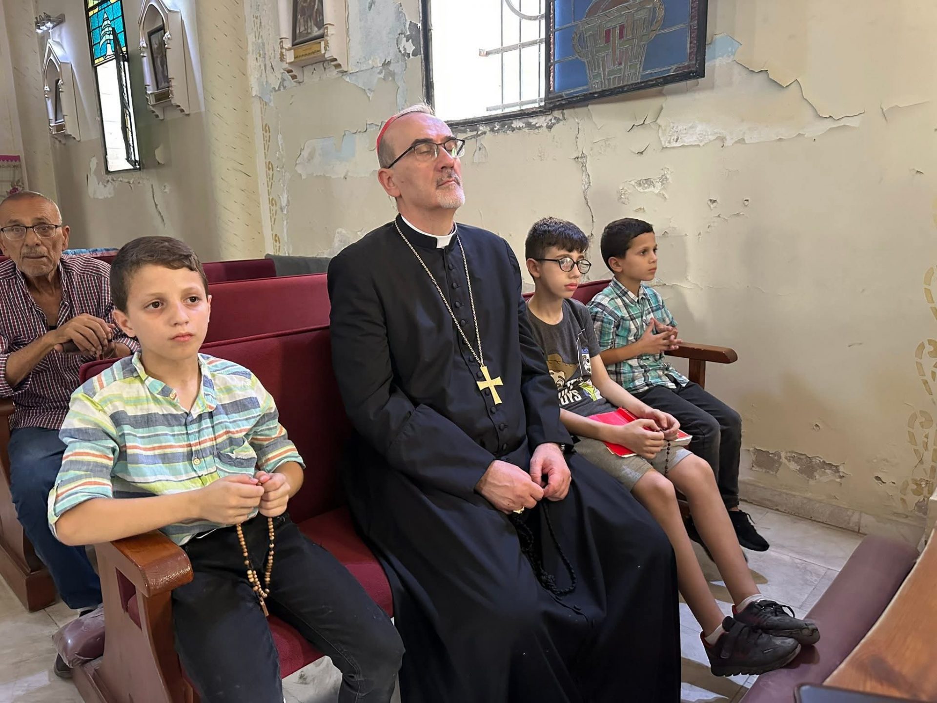Le cardinal Pizzaballa s’est rendu à Gaza dans l’église touchée par des frappes