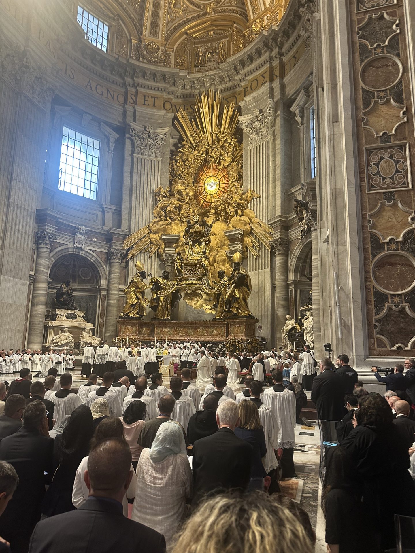 Rome: le cardinal Burke a célébré la messe traditionnelle à Saint-Pierre de Rome en présence d’un grand nombre de fidèles