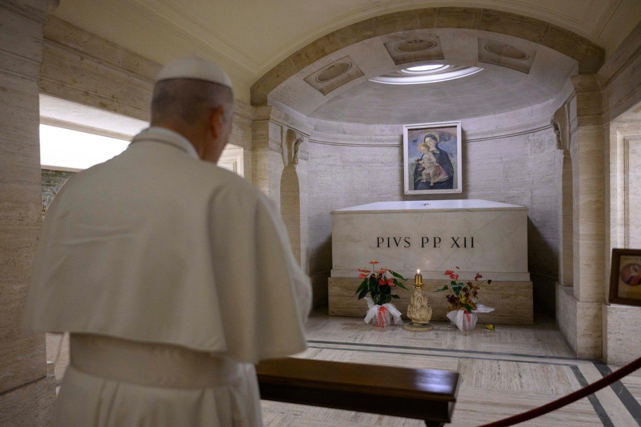 Le pape Léon XIV s’est recueilli sur les tombes de ses prédécesseurs