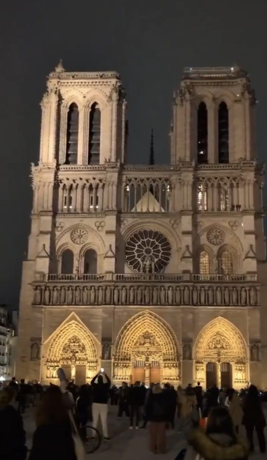 Paris: les cloches de Notre-Dame ont sonné pour les 132 victimes des attentats du 13 novembre 2015